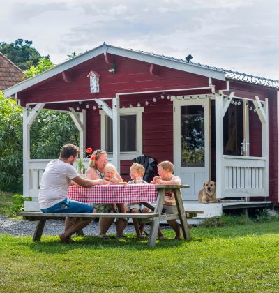 Picknick bij chalet op camping